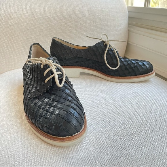 Paul Green Stylish Scalloped Leather Loafers! - Picture 3 of 9